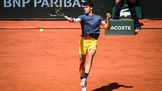 Carlos Alcaraz, restando un golpeo de Zverev en la final de Roland Garros (Europa Press)