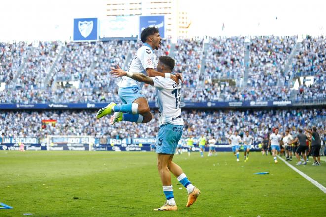 Kevin celebra con Roberto el gol del triunfo en semis en La Rosaleda. (MCF)