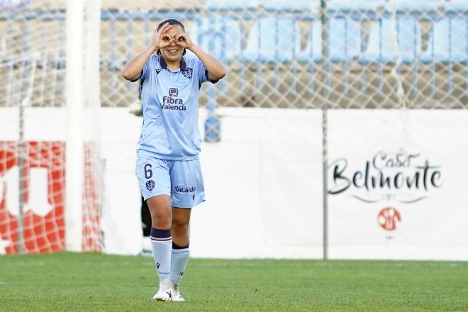 Paula Fernández celebra el 0-1 del Levante en su visita a Motril para medirse al Granada (Foto: LALIGA).