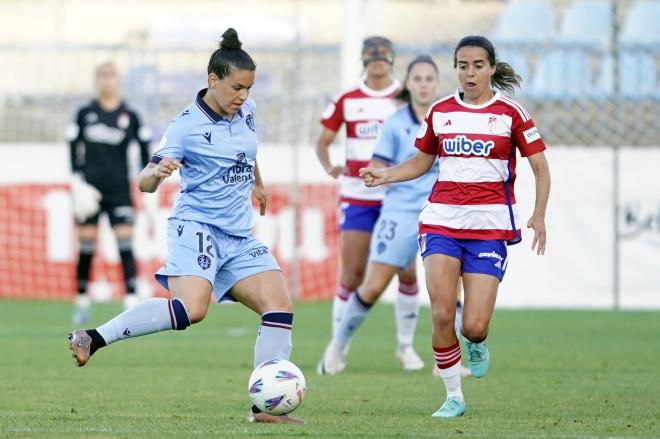 La centrocampista granota Leire Baños, en una acción del Granada-Levante en Motril (Foto: LALIGA).