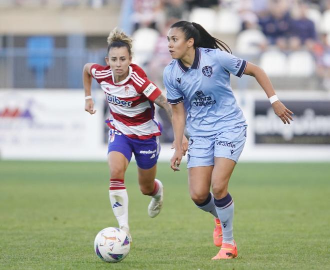 Antonia Silva, lateral derecho del Levante, ante la oposición de Esther Martín-Pozuelo (Foto: LALIGA).