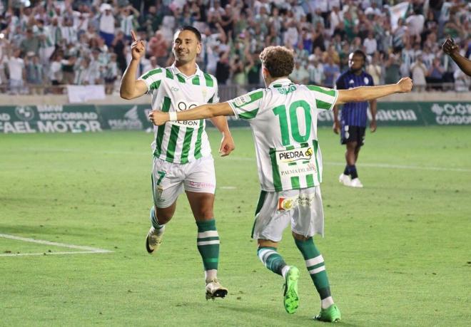 Kike Márquez celebra con Simo el gol de la tranquilidad ante la 'Ponfe'. (CCF)