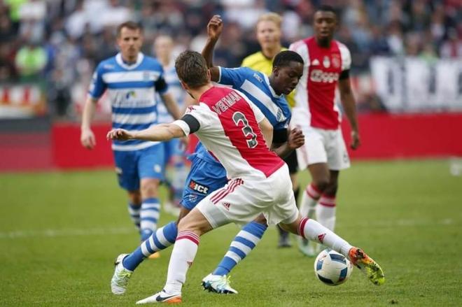 Imagen de un duelo entre Ajax y PEC Zwolle (Foto: EFE)