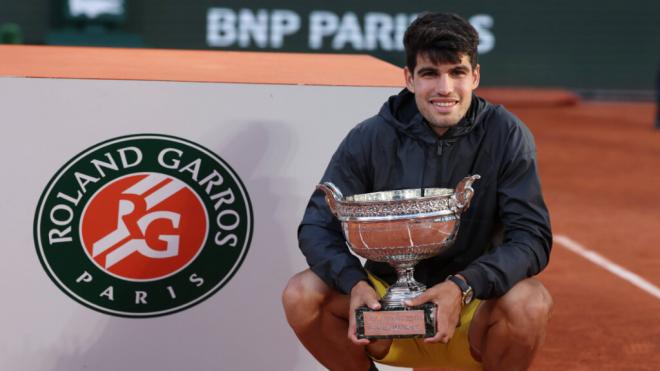 Carlos Alcaraz, con el trofeo de Roland Garros (foto: Cordon Press).