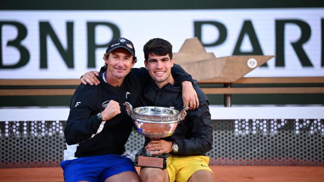 Carlos Alcaraz, junto Juan Carlos Ferrero, con el título de Roland Garros (foto: Cordon Press).