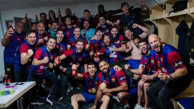 El Barça, celebrando en el vestuario su nuevo título (@FCBhandbol)