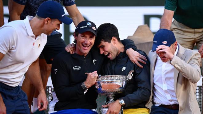 Carlos Alcaraz con su equipo tras ganar en Roland Garros (Foto: Cordon Press)