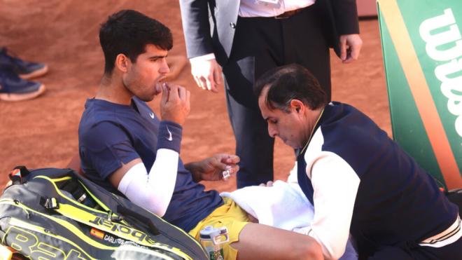 Carlos Alcaraz sufrió problemas físicos en la final de Roland Garros (foto: Cordon Press).