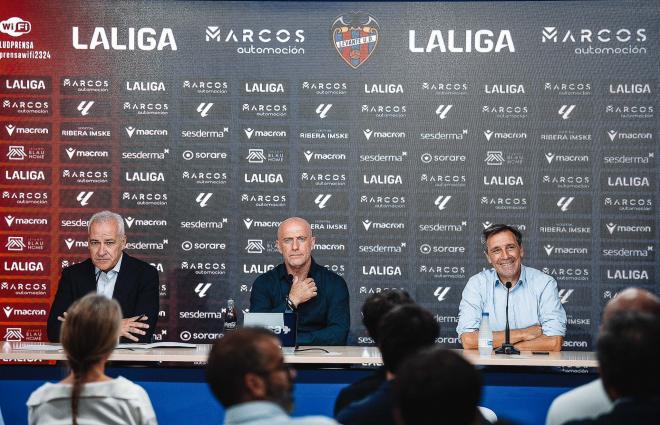 Pablo Sánchez, Julián Calero y Felipe Miñambres, en la presentación del técnico hasta 2026 (Foto: LUD).