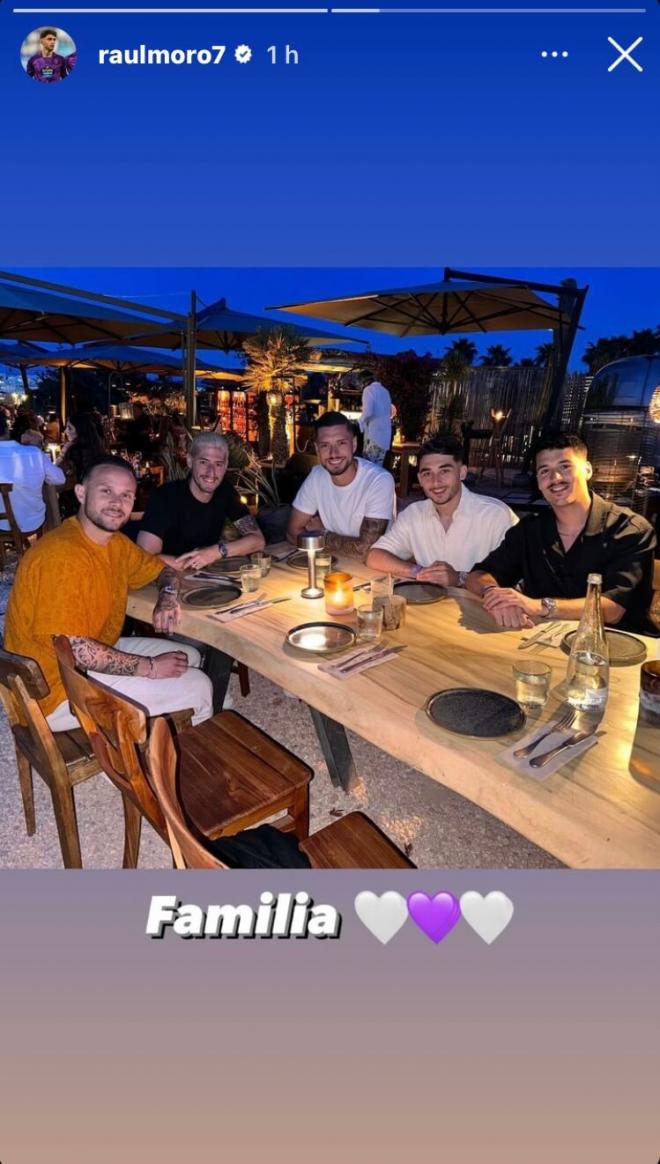 Iván Sánchez, Sergio Escudero, Javi Sánchez, Raúl Moro y Víctor Meseguer cenando juntos en Ibiza.