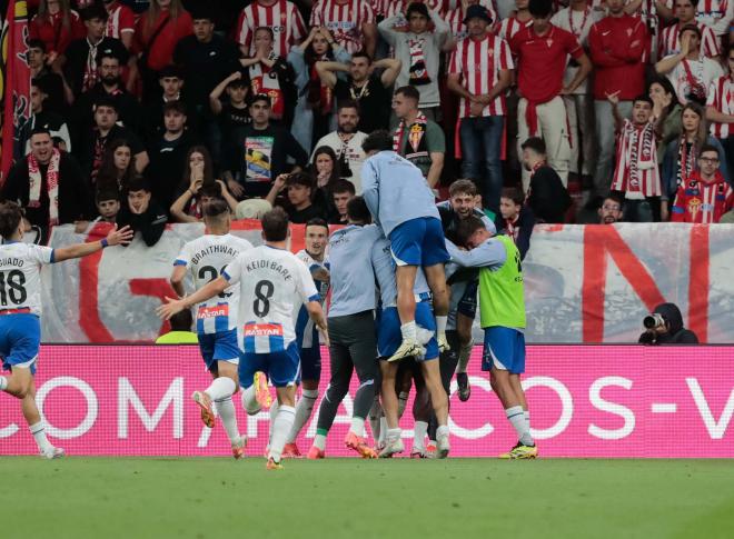 Los jugadores del Espanyol celebran el gol de Puado (Foto: Cordon Press)