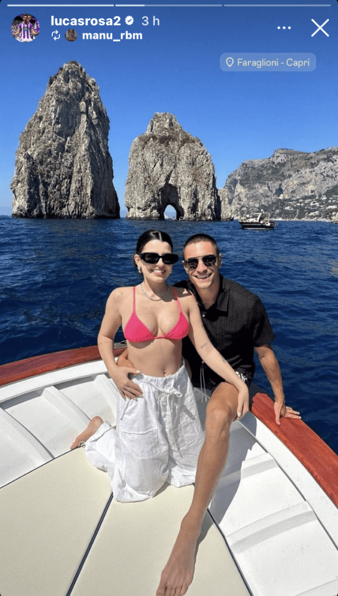 Lucas Rosa junto a su pareja en la isla de Capri.