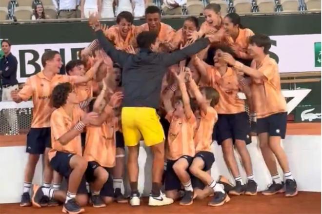 Carlos Alcaraz con los niños recogepelotas celebrando Roland Garros.