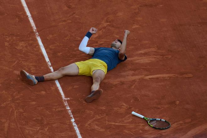 Carlos Alcaraz celebrando el título en Roland Garros (Foto: Cordon Press)