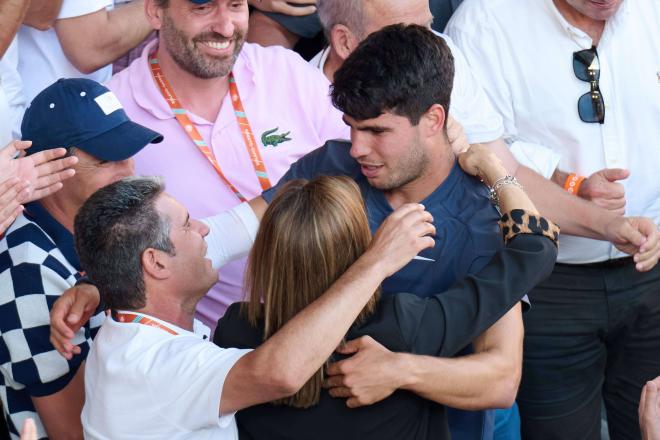 Carlos Alcaraz con sus padres tras ganar en Roland Garros (Foto: Cordon Press)