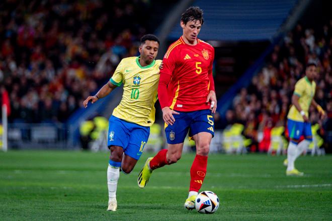 Le Normand le gana un balón a Rodrygo en el España-Brasil (FOTO: Cordón Press).