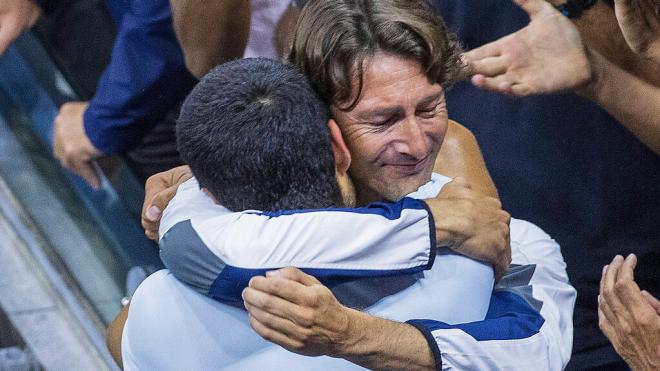 Juan Carlos Ferrero abrazándose con Carlos Alcaraz (Foto: Cordon Press)