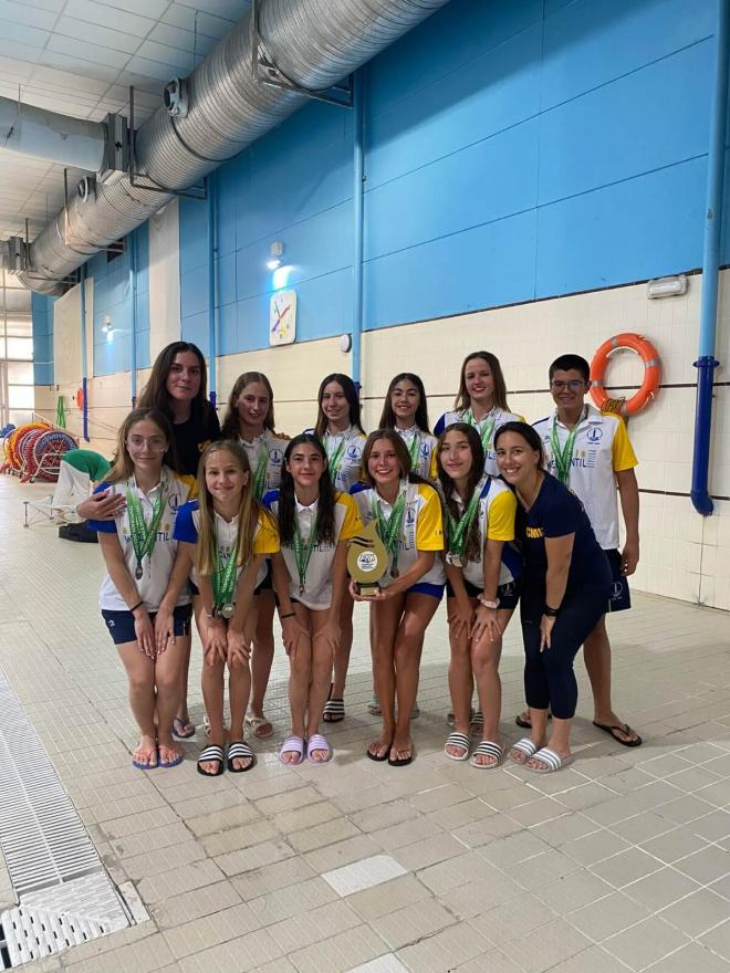 El equipo infantil de natación artística del Círculo Mercantil, en el Campeonato de Andalucía.