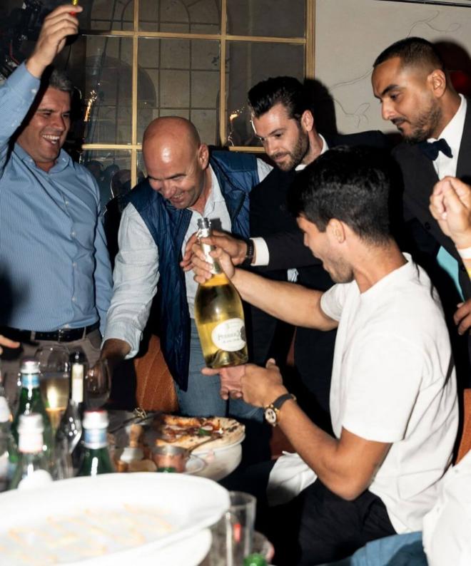 Carlos Alcaraz con una botella de champán en la celebración de RG (Foto: @siena.paris)