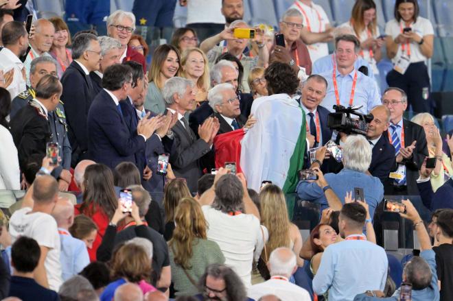 Gianmarco Tamberi saludando al Presidente de Italia en el Estadio Olímpico de Roma (Foto: Cordon Press)