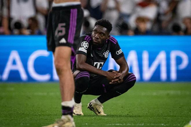 Alphonso Davies, tras caer eliminado de la Champions ante el Real Madrid (Foto: FCB).