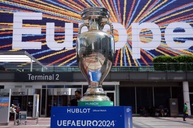 Trofeo de la Eurocopa en Alemania (Foto: Cordon Press).
