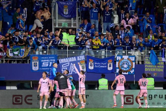 El Real Oviedo celebra con su afición el segundo gol en Ipurúa (Foto: LaLiga).