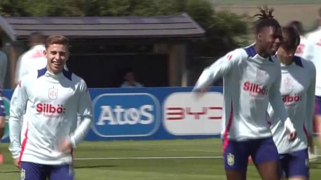 Fermín López y Nico Williams se parten de la risa durante uno de los entrenamientos de la Selección Española antes de la Eurocopa 2024 de Alemania.