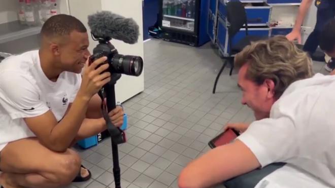 Kylian Mbappé entrevista a Antoine Griezmann mientras le dan un masaje