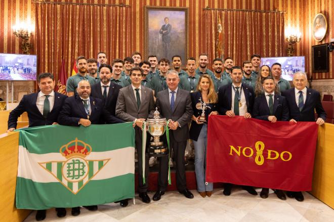 El alcalde recibe al Betis Futsal.