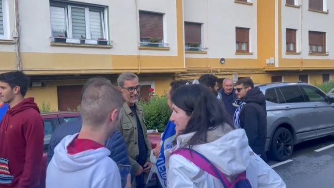 Jon Pérez 'Bolo' conversa con algunos aficionados del Oviedo en la previa del duelo en Éibar.