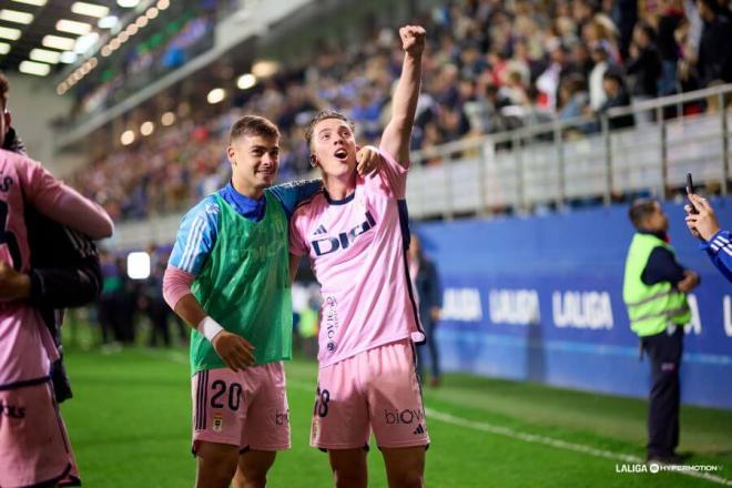 Masca y Paulino celebran el pase del Oviedo a la final del play off
