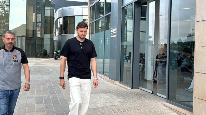 Stole Dimitrievski debe hablar con Carlos Corberán