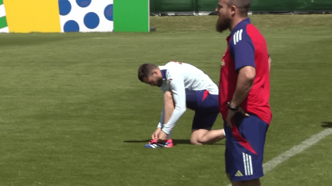 Nacho Fernández atándose las botas en el entrenamiento de la Selección Española (ElDesmarque)