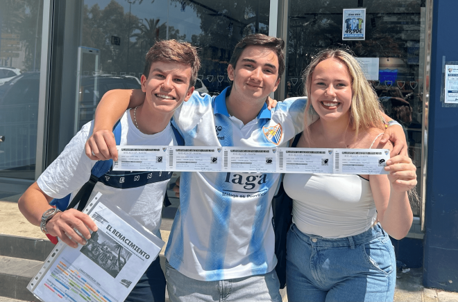 Jaime, Pepe y Andrea, felices con sus entradas para el Málaga-Nàstic. (Foto: ElDesmarque)