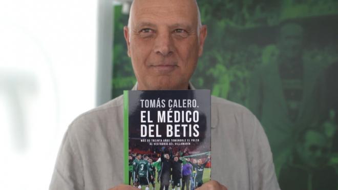 Tomás Calero, con su libro.