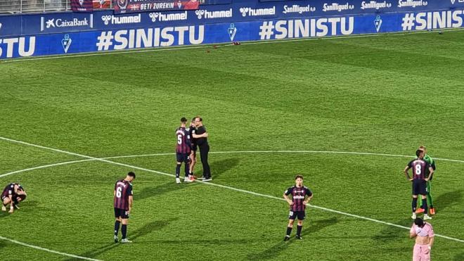 Joseba Etxeberria consuela a sus jugadores tras la derrota del Eibar en Ipurua ante el Oviedo (Foto: ElDesmarque).