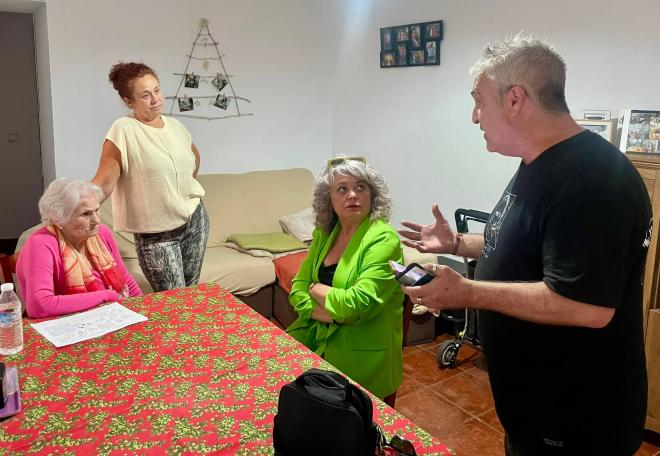 María, en su vivienda en una visita de la subdelegada del gobierno en Cádiz.