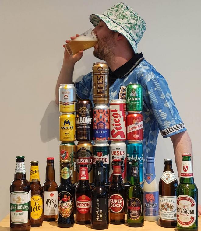 Gus Hully y el reto cervecero para la Eurocopa: (Fuente: @ballstothis)