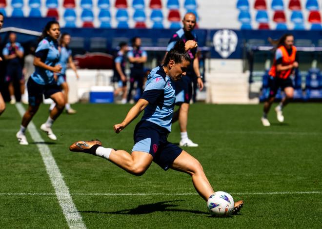 Leire Baños, centrocampista del Levante Femenino, en el entrenamiento en el Ciutat (Foto: LUD).