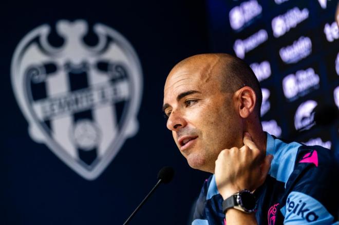 El técnico José Luis Sánchez Vera, en la sala de prensa del Ciutat de València (Foto: LUD).