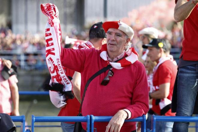 El 'Txopo' Iribar en la Gabarra por la Ría de Bilbao (Foto: Athletic Club).