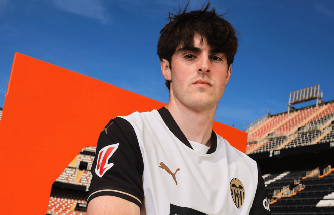 Javi Guerra, con la nueva camiseta (Foto: Valencia CF).