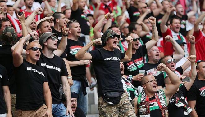 Ultras húngaros durante un partido de fútbol (Foto: redes sociales)