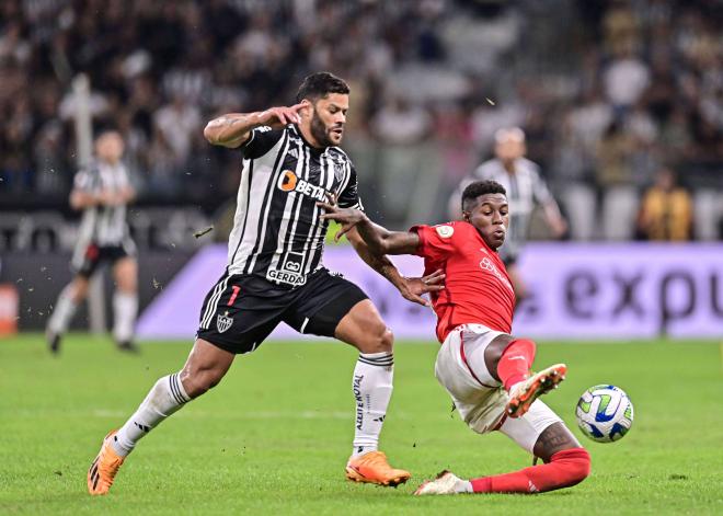 Vitao corta un balón ante Hulk (foto: Cordón Press).