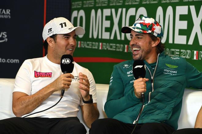 Fernando Alonso y Checo Pérez, en rueda de prensa (Cordon Press)
