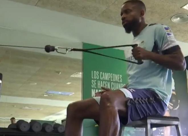 Cédric Bakambu en el gimnasio de la Ciudad Deportiva.