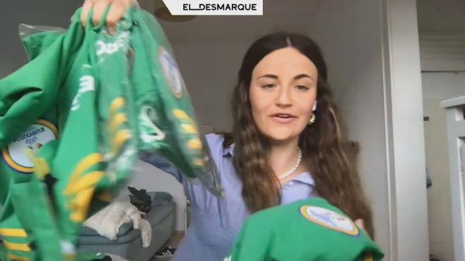 Carmen Fierro enseña la ropa de voluntariado para la Eurocopa.