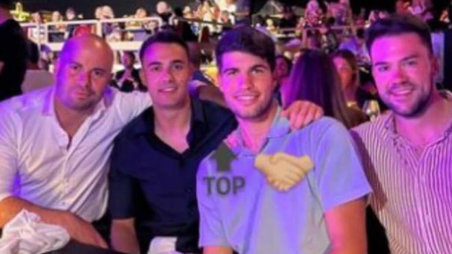 Carlos Alcaraz celebrando junto a sus amigos en Ibiza