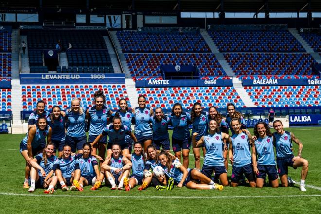 El Levante Femenino se ejercitó el jueves en el Ciutat de València (Foto: LUD).